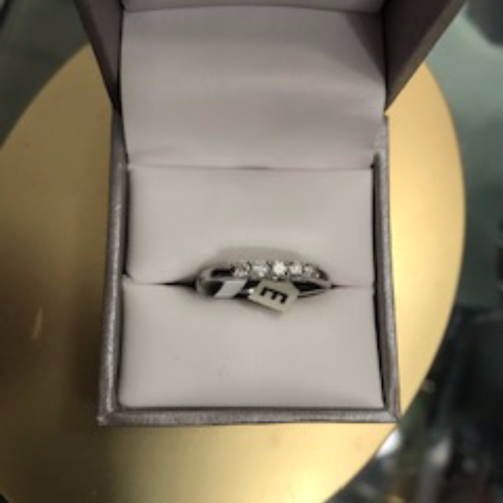 Stunning 5 stone diamond ring